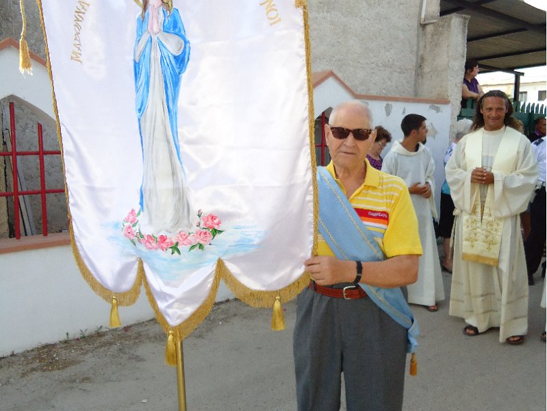 foto angelo aretano (03).JPG - Il sig. Carmelo Bello con il vessillo che raffigura la Madonna dello Scoglio